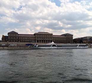 Budynki po stronie Budy