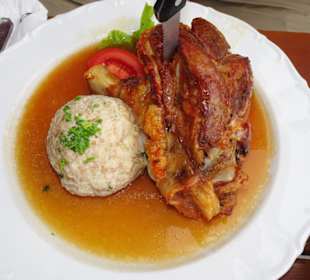 Knusprige Haxn im Gasthof Zur schönen Aussicht