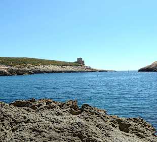 Ausblick auf den Xlendi Fjord (Carolina Cave)