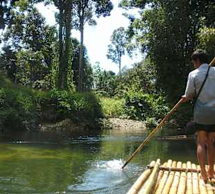 Bambusrafting mitten durch Dschungel