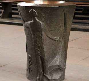 Das Taufbecken im Dom