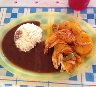 Unser Mittag bei einer Maya Familie. Hm lecker