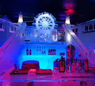 Die Bar auf dem Schiff in der Eiswelt