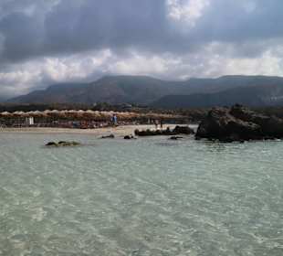 Liegestühle am Stand