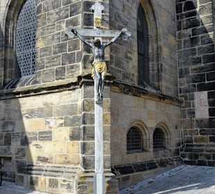Kreuz am Westportal der Pfarrkirche