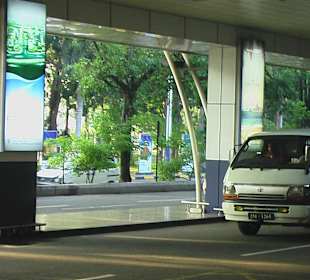 Anfahrt für Taxis und Kleinbusse