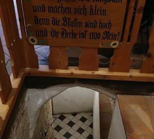 Steintreppe zur Toilette