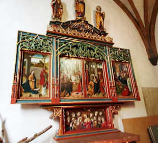 Im hinteren Teil Altar