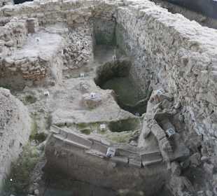 Ausgrabung archäologische Vitrine im Elisengarten
