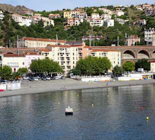 Blick über die Bucht auf die Altstadt von Cerbère