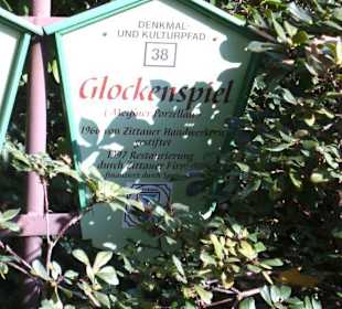 Infotafel zum Glockenspiel an Blumenuhr