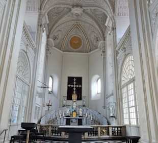 Der Altarbereich der Kirche Sankt Andreas