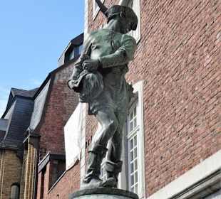 Ansichten des Hühnerdieb-Brunnens