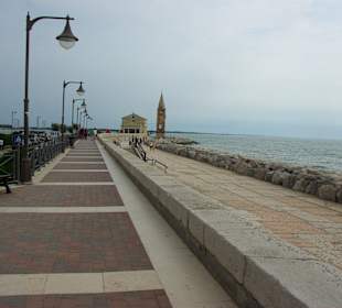 An der Mauer entlang