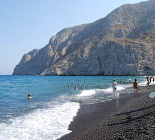 Strand mit Steinwand