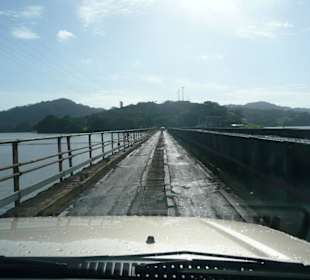 Brücke am Panamakanal auf dem Weg zum Hotel
