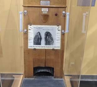 Vor dem Kauf wurden die Füße im Schuh geröntgt