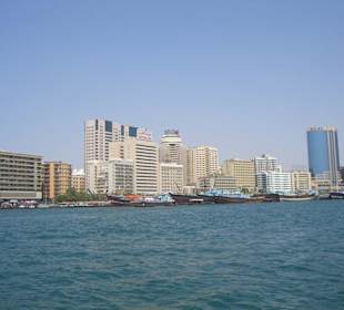 Blick auf die Skyline vom Creek aus