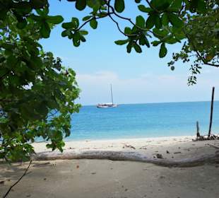Einsame Bucht mit der Damai Indah im Hintergrund