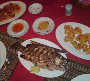 Red Snapper, Gemüse in Tempura-Teig und Dipps