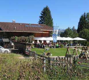 Außenanlage der Almhütte