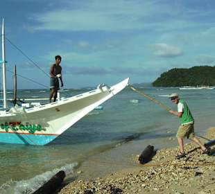 Vor der Abfahrt in El Nido half ich