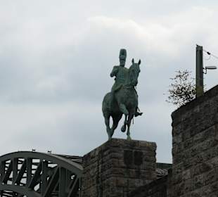 Kaiser Friedrich III. vor der Hohenzollernbrücke