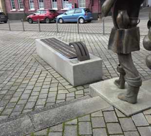 Brunnenplastik Traubenträger Linsenhofen