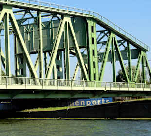 Die Drehbrücke Nordschleuse von der Wasserseite