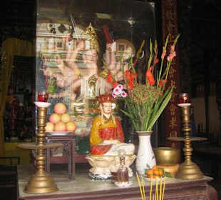 Ein Altar imTempel von Vina Trang.