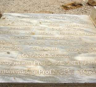 Beim Apollo Inschrift