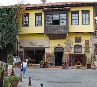 Wąskie uliczki w Antalyi