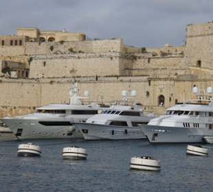 Imposante Jachten vor alter Kulisse