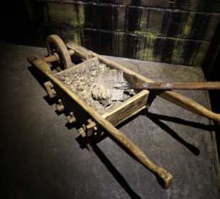 Mit solchen Werkzeug wurde damals ein Haus gebaut