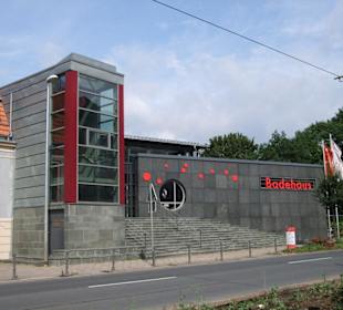 Das Badehaus von der Strassenseite