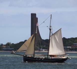 Kieler Förde Segler vor Marine Ehrenmal