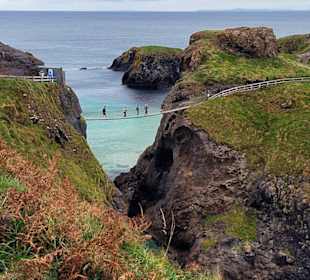 Blick auf die Carrick-a-Rede Hängebrücke