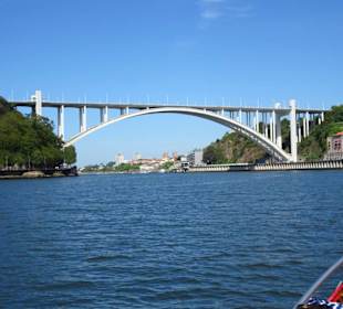 Die Brücke „Ponte de Arrábida"