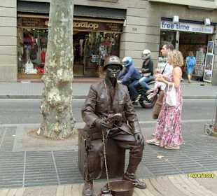 Движущиеся фигуры на улице la rambla