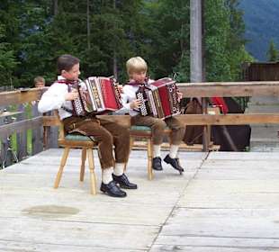 Kinder spielen Volksmusik
