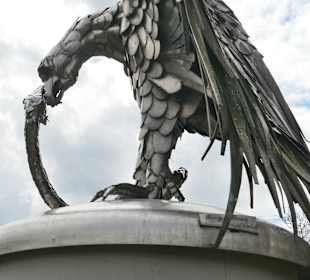 Adler und Schlange aus nichtrostendem Stahl