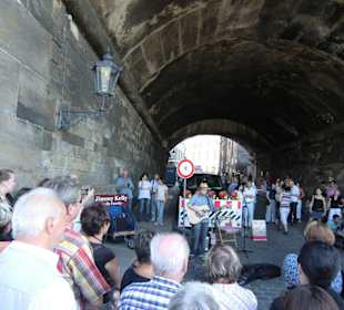 Joe Kelly macht Straßenmusik