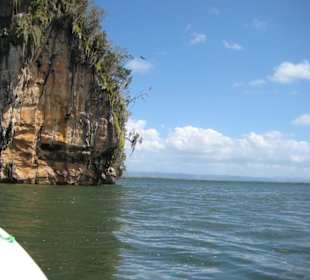 Felsenküste in der Samanabucht