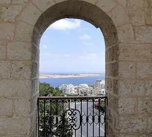 Widok z terenu sanktuarium na zatokę Mellieha.