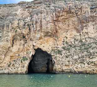 Das Binnenmeer Dwejra ist eine Lagune von Meerwass