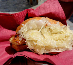 Bratwurstkipferl mit Kraut