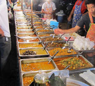 Der Bangtao Nacht-Markt mit Angeboten 019