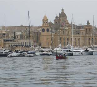 Port jachtowy widoczny z promu.