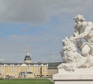 Am Schlossplatz von Karlsruhe