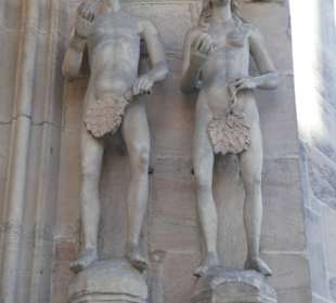 Adam und Eva am Hauptportal der Kirche St. Moriz